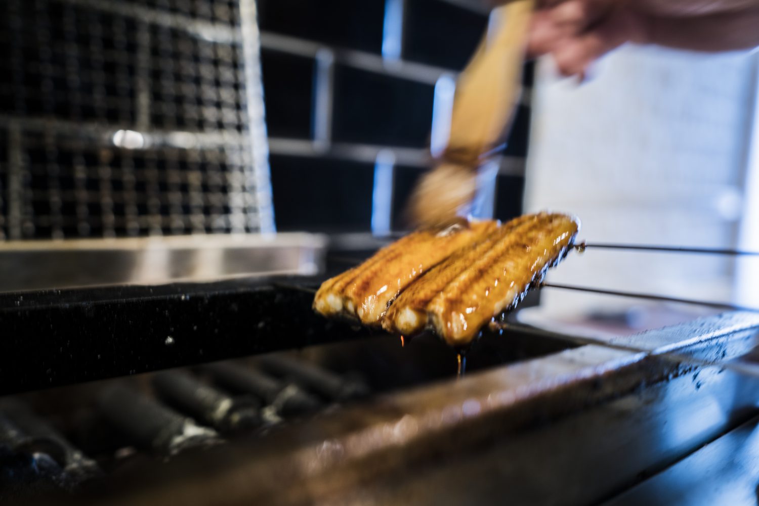 国産の鰻を蒸さない関西風に焼き上げ、皮はパリッと身はふっくら焼き上げます